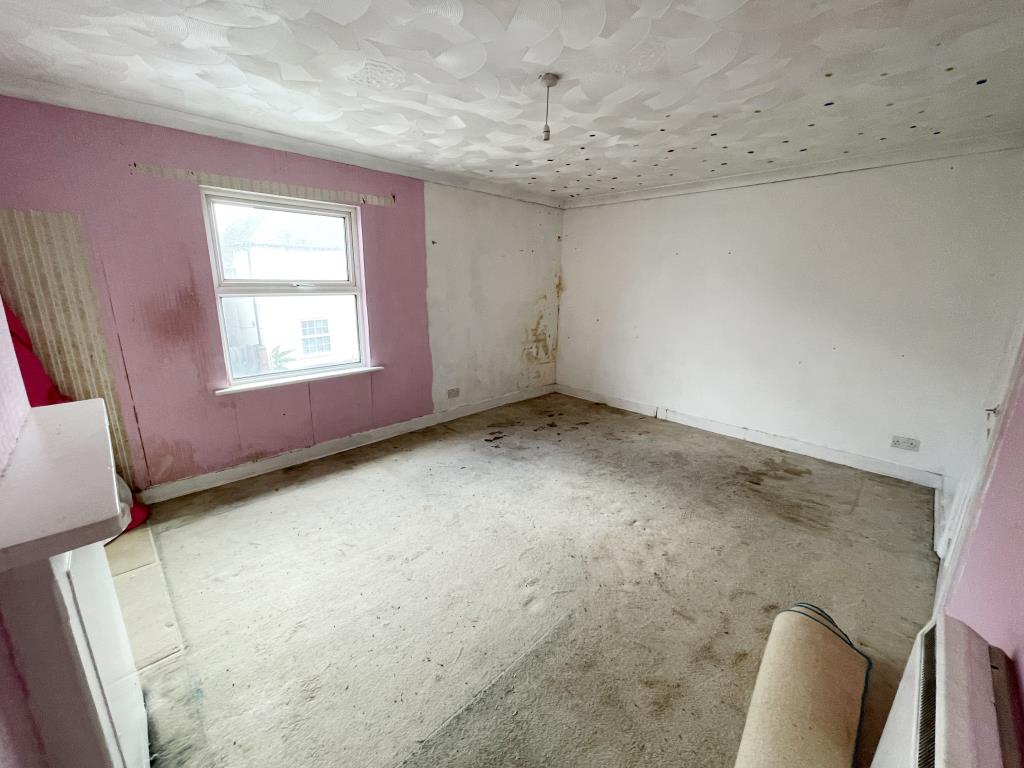 Lot: 120 - TERRACED HOUSE FOR IMPROVEMENT - inside image of main bedroom at front of property